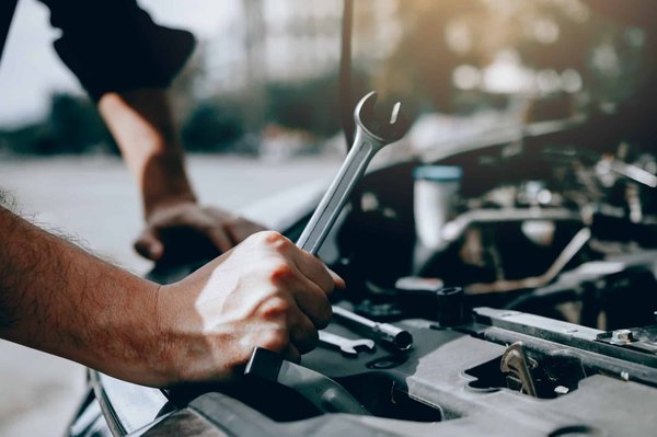 Quels outils pour entretenir et réparer sa voiture à la maison