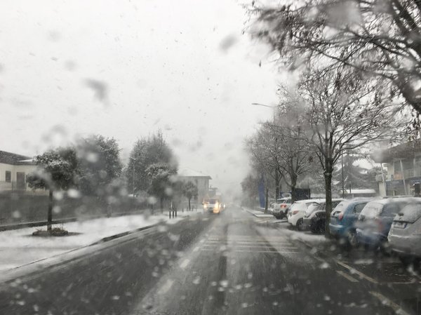 Quels critères pour une bonne visibilité arrière dans une voiture avec un grand coffre et peu de fenêtres latérales?